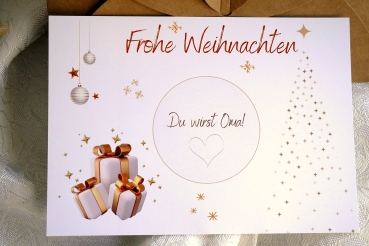 Nahaufnahme der Weihnachtskarte mit „Frohe Weihnachten“ und goldenem Rubbelbereich für individuelle Botschaften.